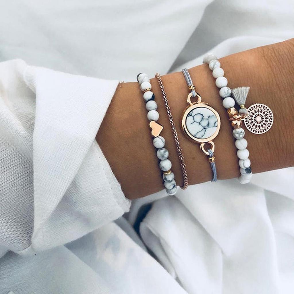 Set aus glitzernden Armbändern