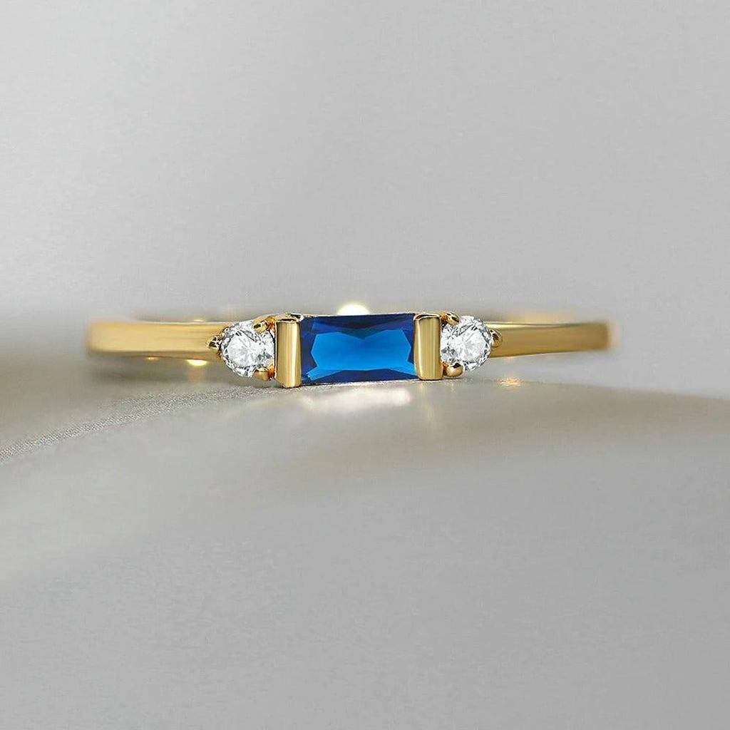 Strahlender Ring mit blauem Mittelstein
