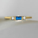 Strahlender Ring mit blauem Mittelstein