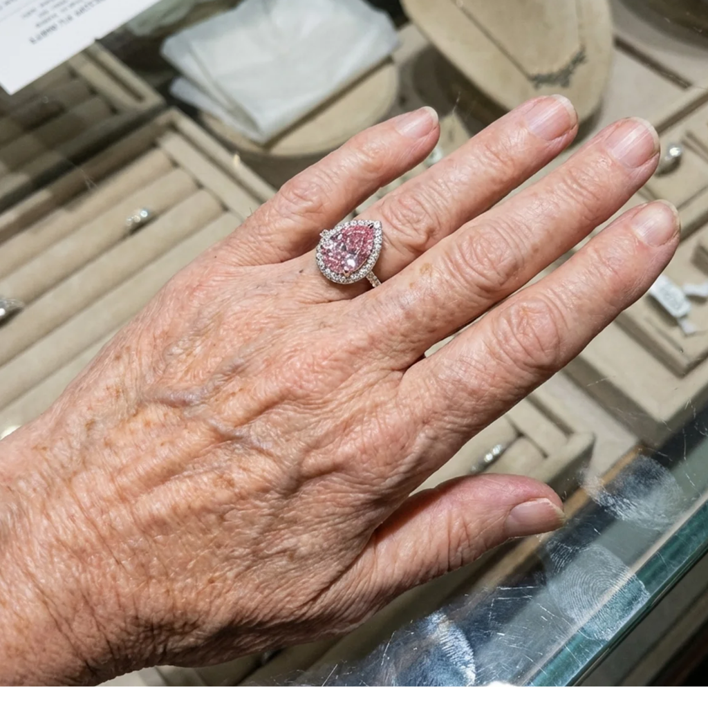 Tränenförmiger Ring mit rosa Saphir