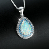 Tropfen-Halskette mit leuchtend blauem Opal