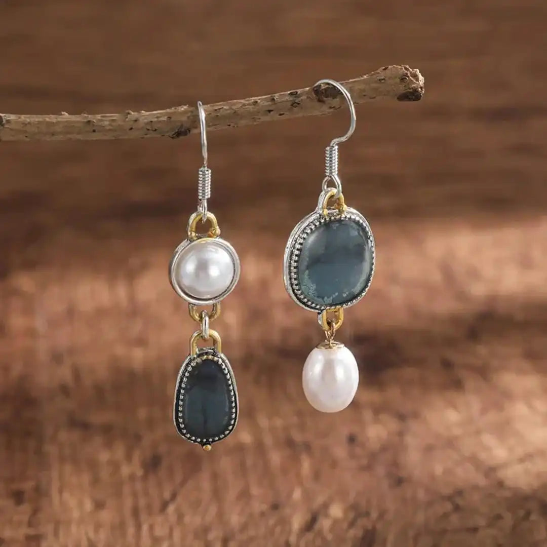 Asymmetrische Ohrringe mit blauen Steinen und Perle, Ansicht 2