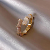 Verstellbarer Luxusring mit weißem Opal in Gold – Ansicht 2