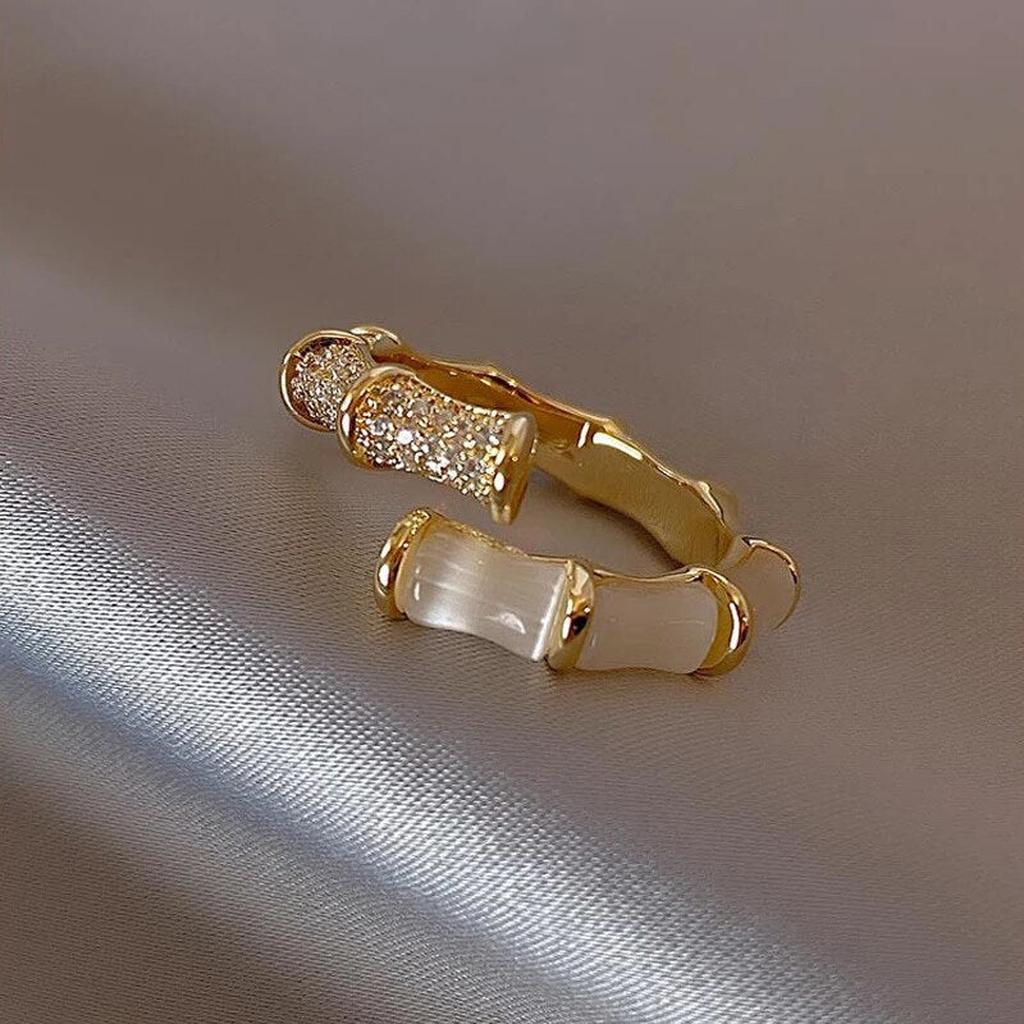 Verstellbarer Luxusring mit weißem Opal in Gold