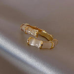 Verstellbarer Luxusring mit weißem Opal in Gold
