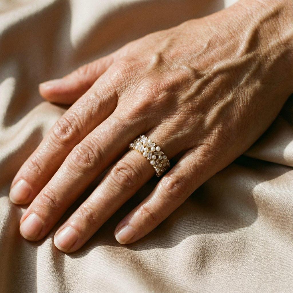 Verstellbarer Retro-Ring mit Perlen und goldenen Kristallen – Ansicht 2