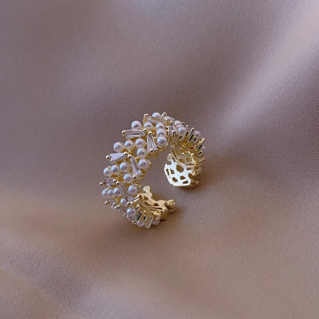 Verstellbarer Retro-Ring mit Perlen und goldenen Kristallen