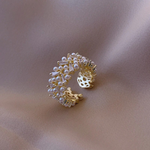 Verstellbarer Retro-Ring mit Perlen und goldenen Kristallen