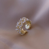 Verstellbarer Retro-Ring mit Perlen und goldenen Kristallen