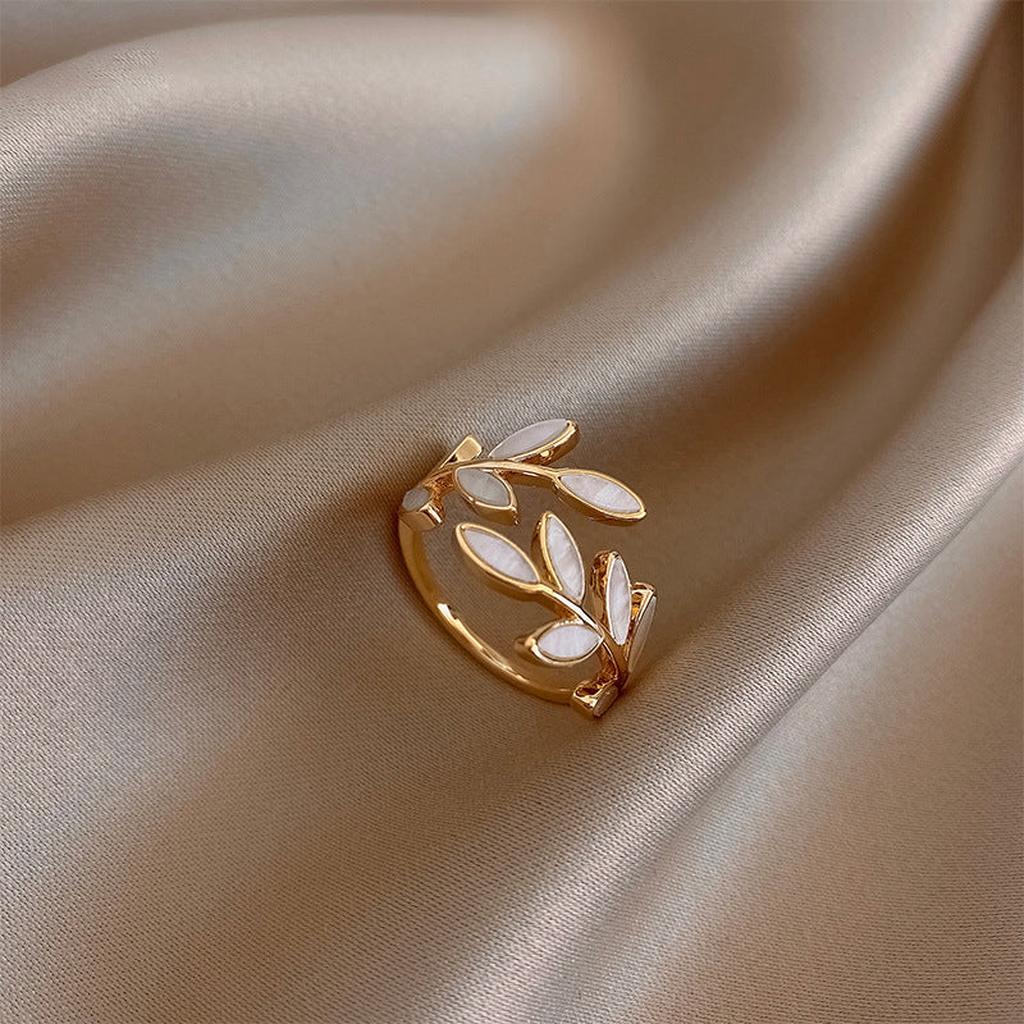 Verstellbarer Ring mit weißem Opal in Gold
