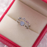 Verstellbarer Weißgoldring mit blauem Stein