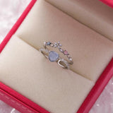 Verstellbarer Weißgoldring mit blauem Stein