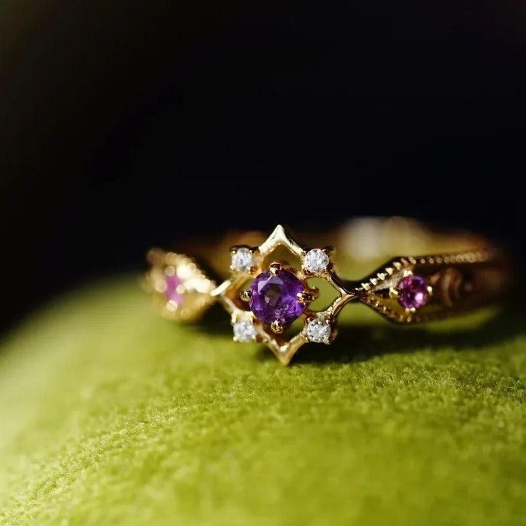 Verstellbarer geometrischer Retro-Ring in Gold mit lila Kristallen