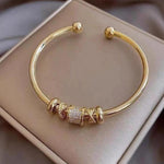 Verstellbares Armband mit goldenen Anhängern
