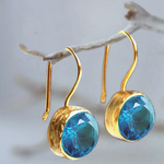 Vintage-Goldohrringe mit blauen Kristallen
