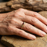 Vintage-Goldring mit rotem Kristall – Ansicht 2