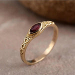 Vintage-Goldring mit rotem Kristall