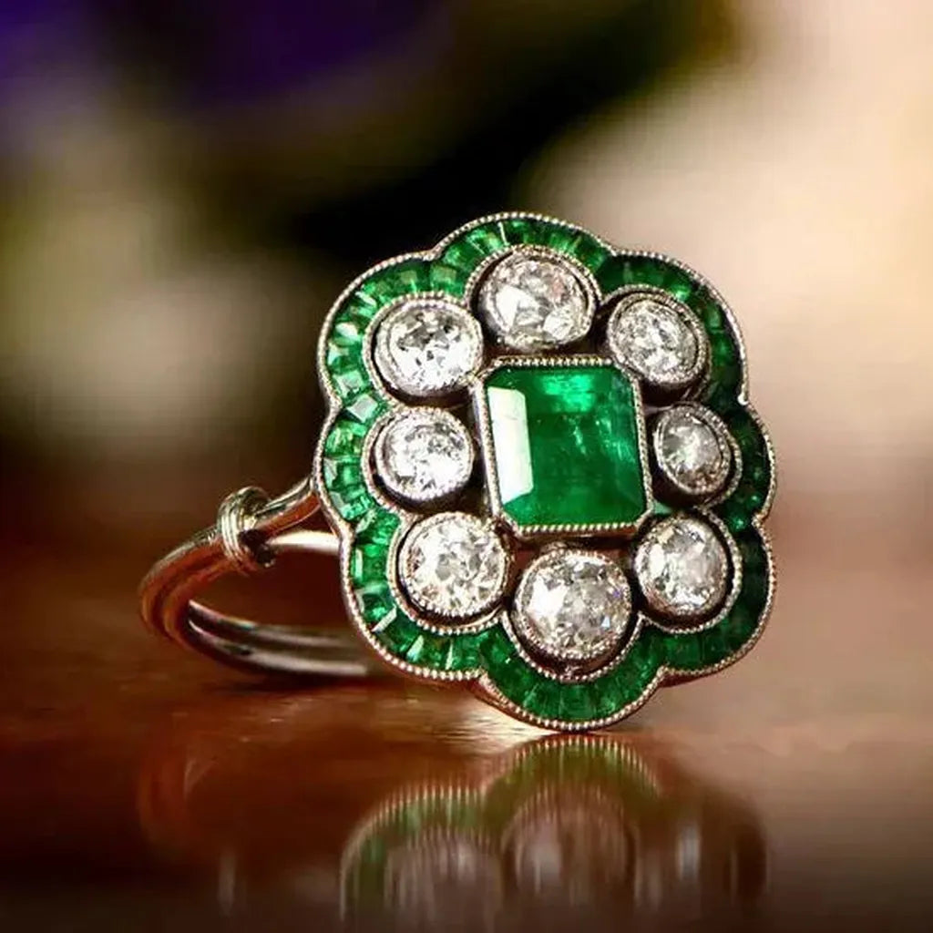 Vintage-Ring mit smaragdgrünem Stein