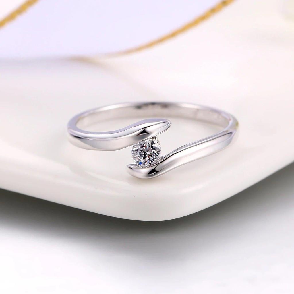 Weißgoldring mit gebogenem Steg und Zirkonia