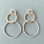 Doppelring-Ohrringe in Gold und Silber, Ansicht 2