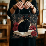 Handgefertigte Stepptasche – Schwarze Katze auf Büchern