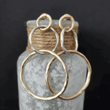 Doppelring-Ohrringe in Gold und Silber