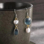 Asymmetrische Ohrringe mit blauen Steinen und Perle