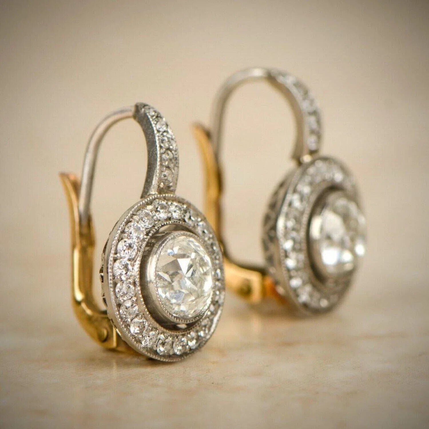 Vintage-Ohrringe mit Zirkonia in Gold und Silber